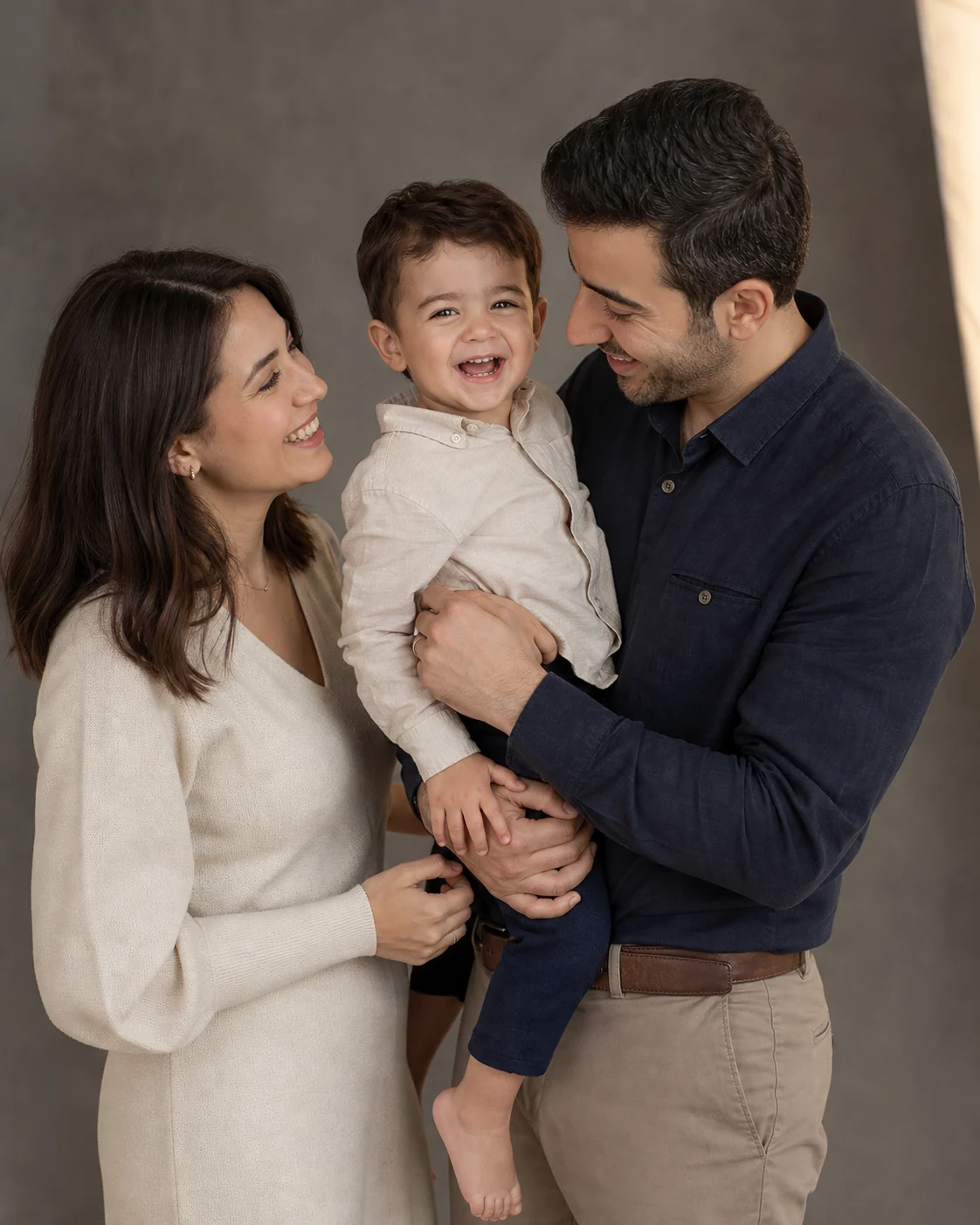 Stüdyoda doğal aile portresi